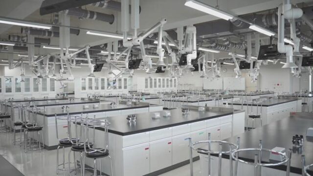 実験授業で他学科とも交流! 最新鋭の化学実験室【先進工学部 応用化学科|工学院大学】|スタディラボ